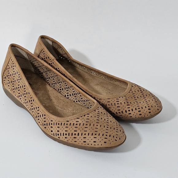Vintage 7 Eight Carcy Tan Faux Leather Perforated Flats Size 10 - Picture 1 of 8